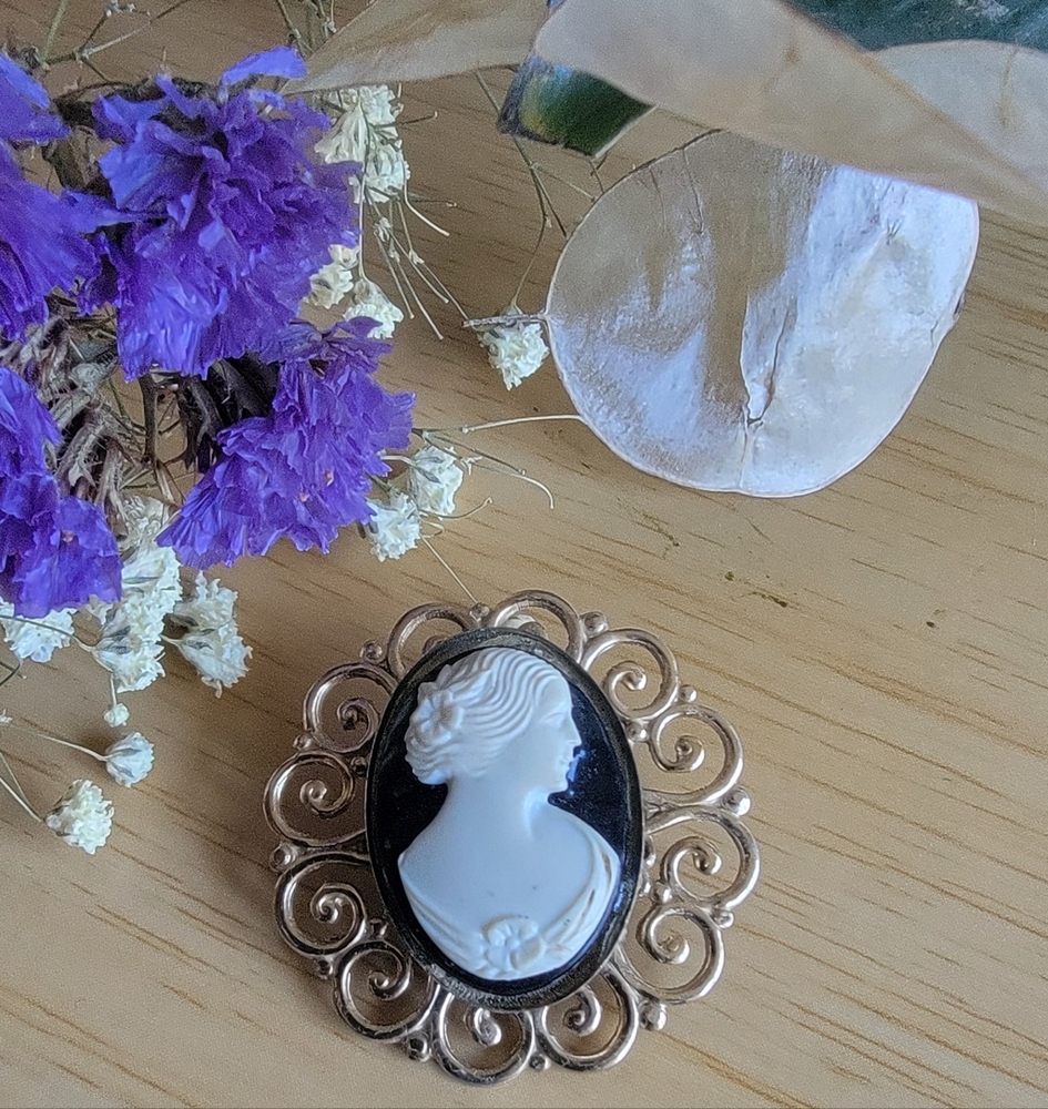Vintage Cameo Brooch